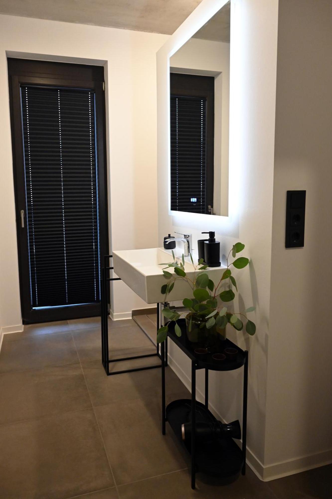 ארפורט Eiwelhome - Stilvoll, Urban-Ruhig Schlafen, Bahnhofsnah, Balkon מראה חיצוני תמונה